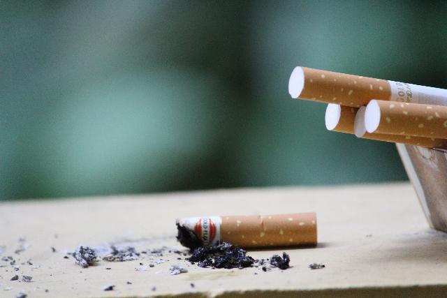 Primer plano relacionado con el tabaco y la salud bucal